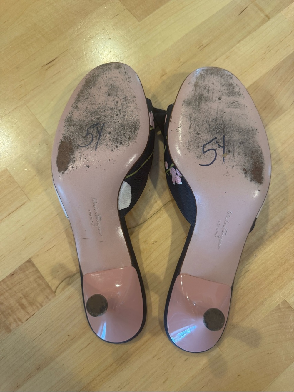 Salvatore Ferragamo Floral Bow Slide Kitten heels in Pink and Black - Picture 4 of 6